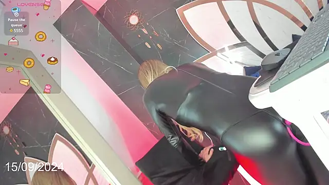 nayshalopestss online show from December 15, 1:11 pm