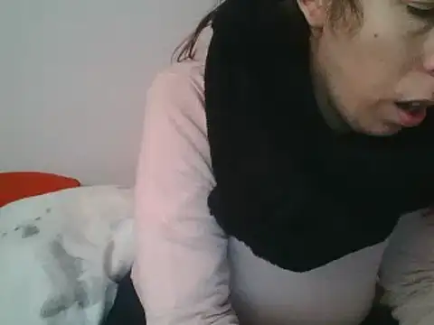 Snapshot of hairygirl80 chatting on December 11, 8:47 am hairygirl80 online show from December 11, 8:47 am