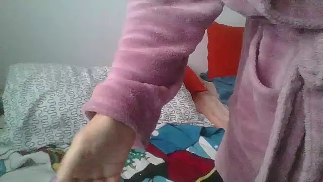 Snapshot of hairygirl80 chatting on October 30, 12:06 pm hairygirl80 online show from October 30, 12:06 pm