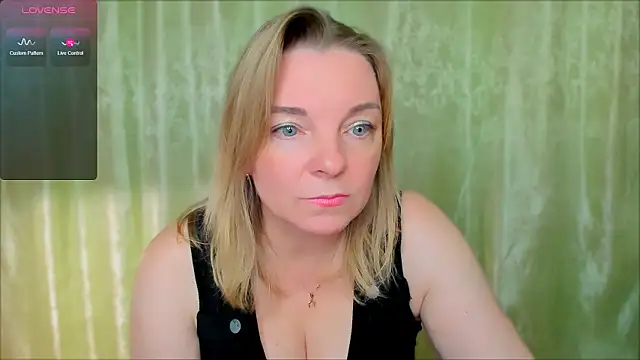 Snapshot of Regina__blue chatting on February 11, 6:22 pm Regina blue online show from February 11, 6:22 pm