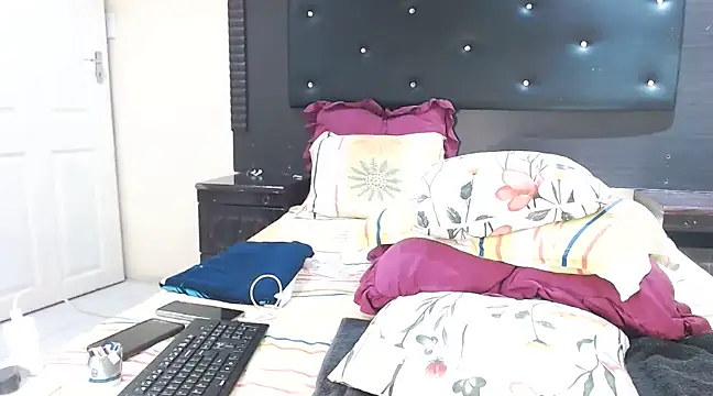 Snapshot of DarkDivva24 chatting on February 18, 9:53 pm DarkDivva24 online show from February 18, 9:53 pm