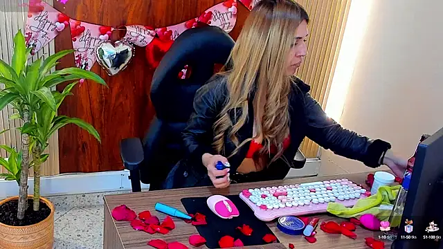 Snapshot of EvaaLovia1 chatting on February 14, 1:51 pm EvaaLovia1 online show from February 14, 1:51 pm