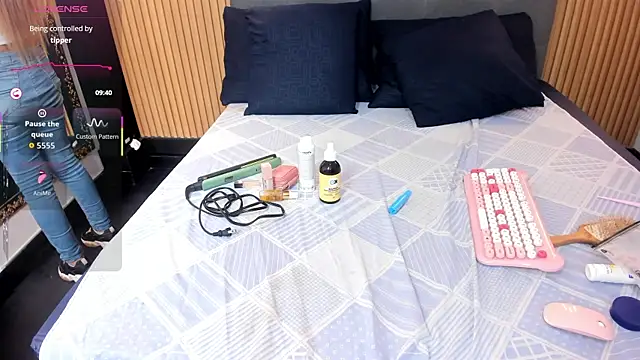 Snapshot of EvaaLovia1 chatting on December 20, 2:02 pm EvaaLovia1 online show from December 20, 2:02 pm