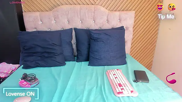 Snapshot of EvaaLovia1 chatting on January 13, 2:22 pm EvaaLovia1 online show from January 13, 2:22 pm