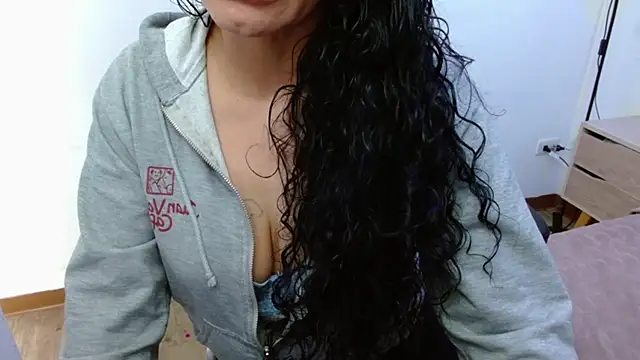 AlexandraJones  online show from October 4, 1:20 pm