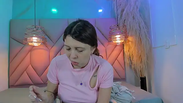 Snapshot of AngelaaCute_ chatting on December 26, 12:16 pm AngelaaCute online show from December 26, 12:16 pm