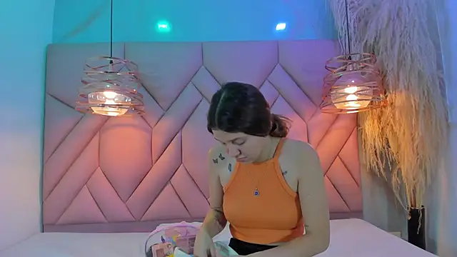 Snapshot of AngelaaCute_ chatting on January 13, 12:02 pm AngelaaCute online show from January 13, 12:02 pm