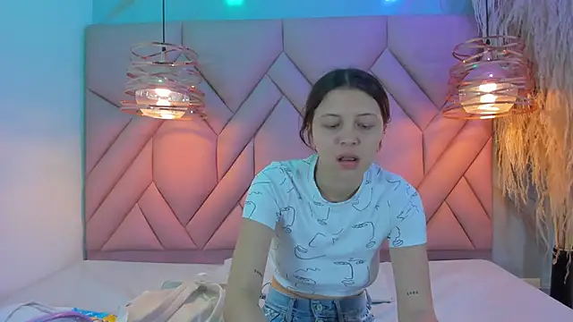 Snapshot of AngelaaCute_ chatting on January 15, 11:43 am AngelaaCute online show from January 15, 11:43 am