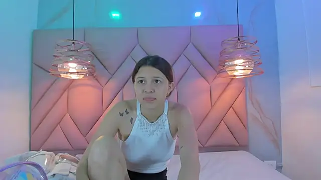 Snapshot of AngelaaCute_ chatting on January 18, 11:43 am AngelaaCute online show from January 18, 11:43 am