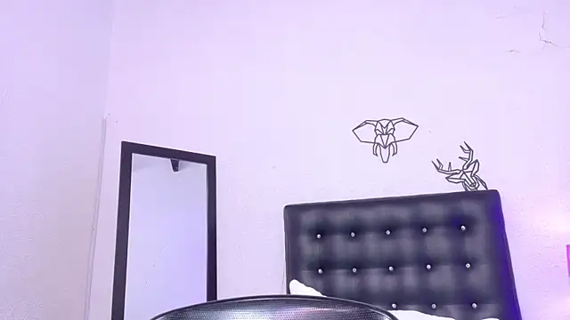 Skinny hottie18 online show from March 18, 5:10 pm