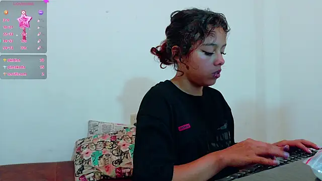 Snapshot of clydexxxbunny chatting on December 29, 5:42 am clydexxxbunny online show from December 29, 5:42 am