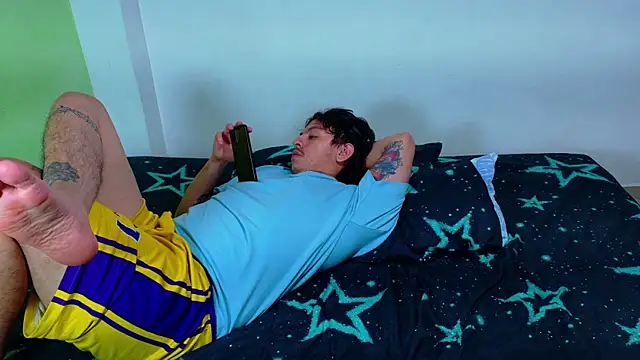 Snapshot of clydexxxbunny chatting on January 16, 10:42 am clydexxxbunny online show from January 16, 10:42 am