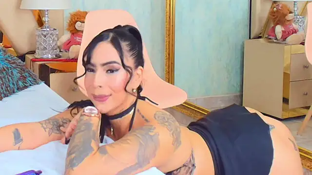 Snapshot of GiahDaniels chatting on February 22, 12:05 am GiahDaniels online show from February 22, 12:05 am