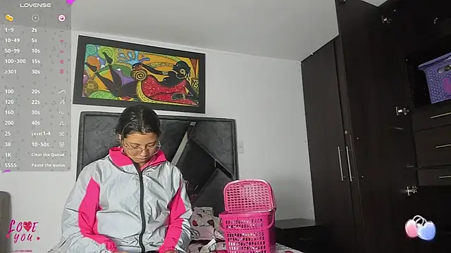 Snapshot of Vahiolet_smith chatting on November 5, 3:28 am Vahiolet smith online show from November 5, 3:28 am