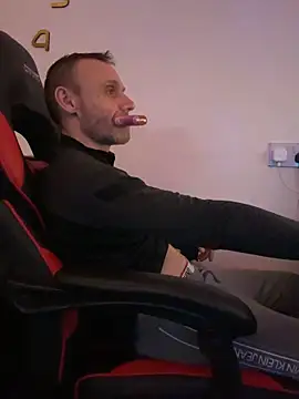 Snapshot of bigkeven4 chatting on December 22, 8:28 pm bigkeven4 online show from December 22, 8:28 pm