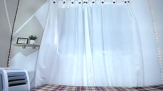 Snapshot of Hillary_queen chatting on February 20, 12:36 pm Hillary queen online show from February 20, 12:36 pm