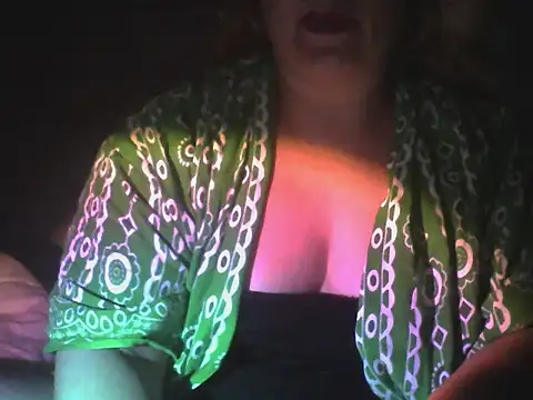 Snapshot of queenqabriel chatting on December 8, 10:03 pm queenqabriel online show from December 8, 10:03 pm