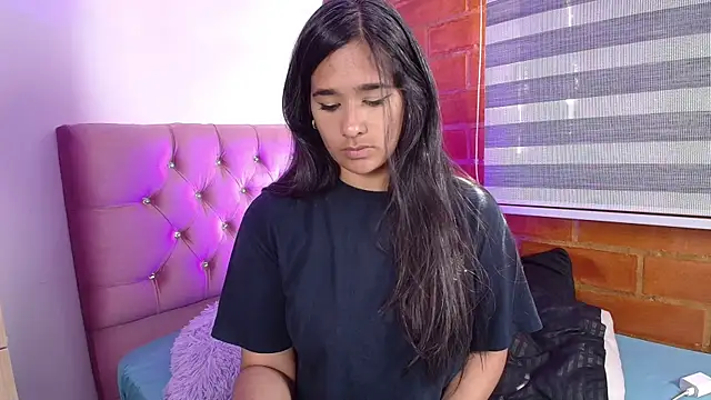 Snapshot of Maeena chatting on December 13, 3:43 pm Maeena online show from December 13, 3:43 pm