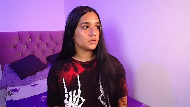 Snapshot of Maeena chatting on February 16, 11:01 pm Maeena online show from February 16, 11:01 pm