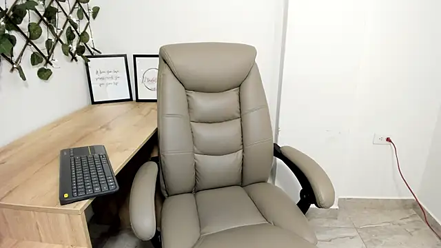 Madeleine  w online show from November 14, 12:20 am