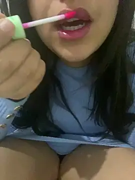 Snapshot of yassminsexy22 chatting on February 8, 9:46 pm yassminsexy22 online show from February 8, 9:46 pm