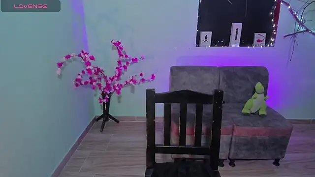 Snapshot of CamilaHarperr_ chatting on December 4, 10:35 am CamilaHarperr online show from December 4, 10:35 am