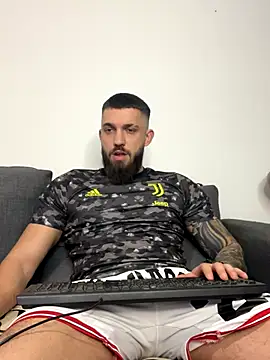 Snapshot of LoveIsBlind_ chatting on October 31, 7:37 pm LoveIsBlind online show from October 31, 7:37 pm