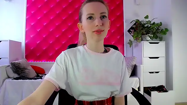 Snapshot of BarbieGoddess chatting on March 1, 2:02 pm BarbieGoddess online show from March 1, 2:02 pm