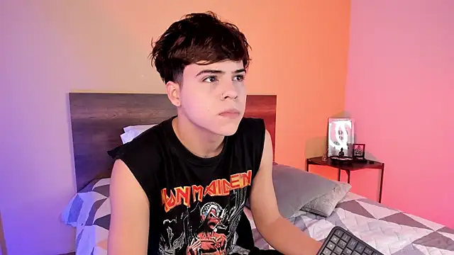 Snapshot of justinbiler chatting on February 14, 12:36 pm justinbiler online show from February 14, 12:36 pm