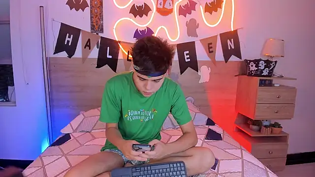 Snapshot of justinbiler chatting on October 24, 12:34 pm justinbiler online show from October 24, 12:34 pm