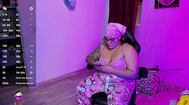 Snapshot of Sharon_hils chatting on December 7, 4:47 pm Sharon hils online show from December 7, 4:47 pm