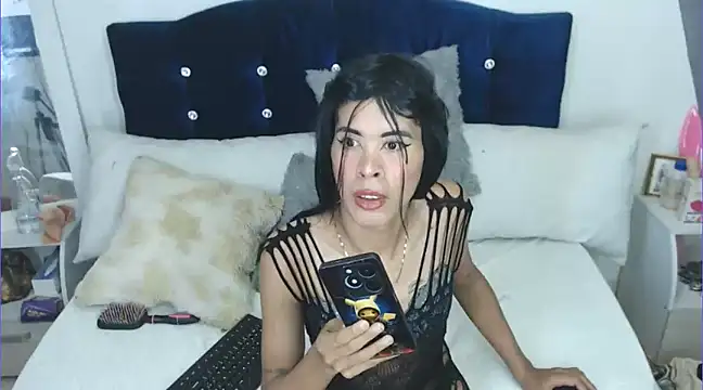 Snapshot of poison_girl21 chatting on January 24, 4:28 pm poison girl21 online show from January 24, 4:28 pm