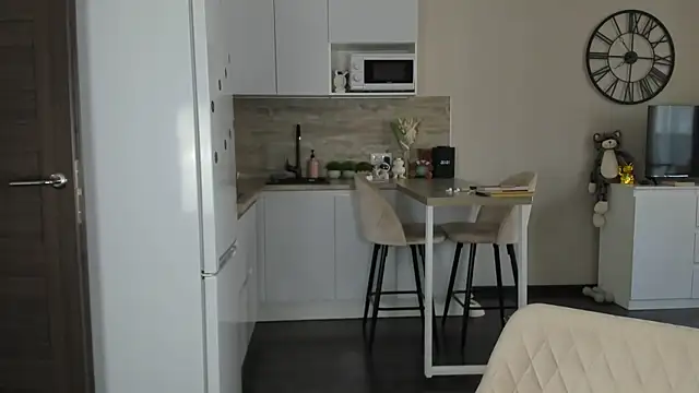 nilliluv online show from April 19, 1:10 pm