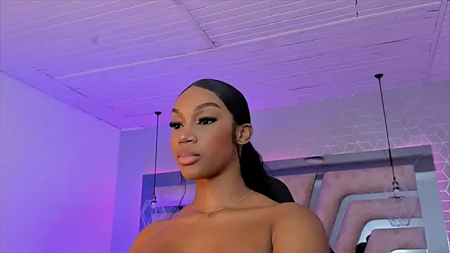 Snapshot of ChaynnaCooper chatting on December 15, 12:07 am ChaynnaCooper online show from December 15, 12:07 am