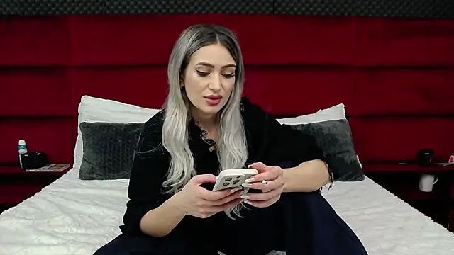 Snapshot of MinnieMe chatting on November 2, 7:05 pm MinnieMe online show from November 2, 7:05 pm