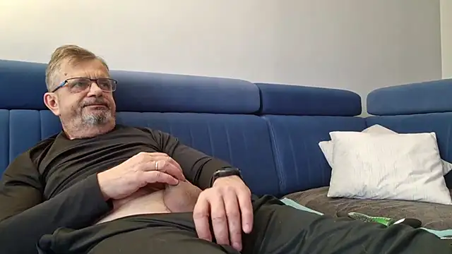 Snapshot of axecoman60 chatting on February 26, 8:04 am axecoman60 online show from February 26, 8:04 am