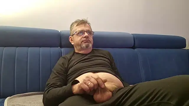 Snapshot of axecoman60 chatting on March 18, 7:53 pm axecoman60 online show from March 18, 7:53 pm