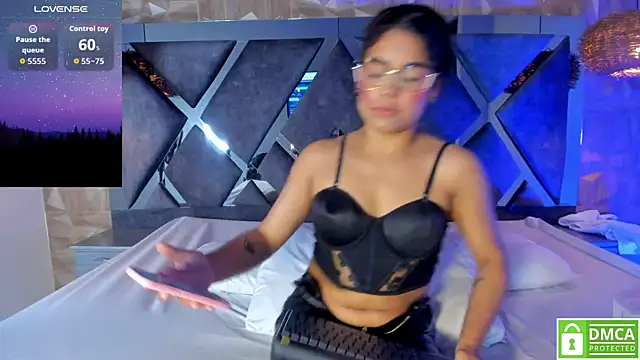 Snapshot of Rose_Evans__ chatting on December 4, 5:28 am Rose Evans online show from December 4, 5:28 am