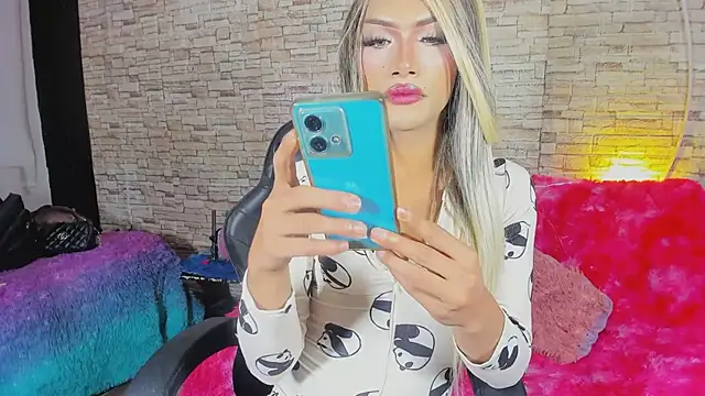 Snapshot of kitty_queen10 chatting on February 20, 6:26 am kitty queen10 online show from February 20, 6:26 am