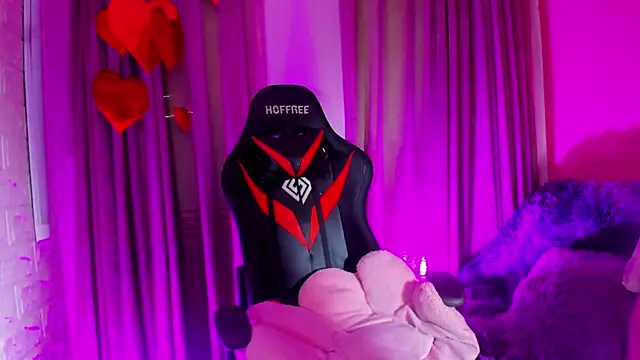 Snapshot of kitty_queen10 chatting on February 21, 10:11 pm kitty queen10 online show from February 21, 10:11 pm