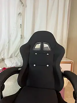 Snapshot of littlemelodi18 chatting on February 21, 12:33 am littlemelodi18 online show from February 21, 12:33 am