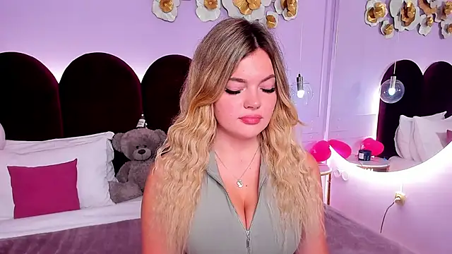 ZaraBloom online show from November 18, 3:23 am