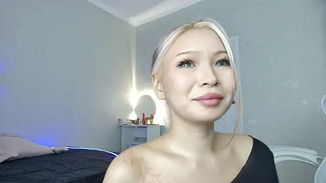 Snapshot of RileyMee chatting on February 28, 1:15 am RileyMee online show from February 28, 1:15 am