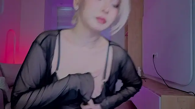 Snapshot of RileyMee chatting on October 3, 12:13 pm RileyMee online show from October 3, 12:13 pm