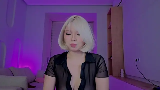 Snapshot of RileyMee chatting on October 17, 1:35 pm RileyMee online show from October 17, 1:35 pm