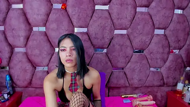 Snapshot of SaraLoveee_ chatting on December 19, 3:29 am SaraLoveee  online show from December 19, 3:29 am