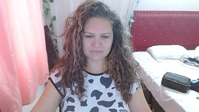 Snapshot of helenca43 chatting on November 11, 11:10 am helenca43 online show from November 11, 11:10 am