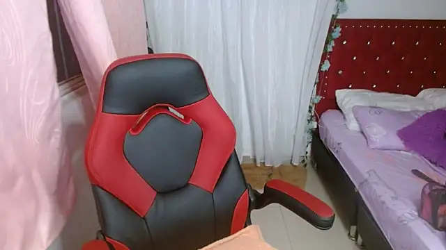 Snapshot of helenca43 chatting on November 14, 8:57 am helenca43 online show from November 14, 8:57 am