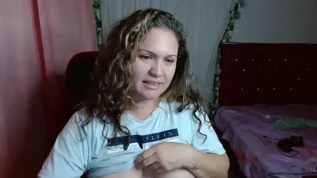 Snapshot of helenca43 chatting on November 19, 9:53 am helenca43 online show from November 19, 9:53 am