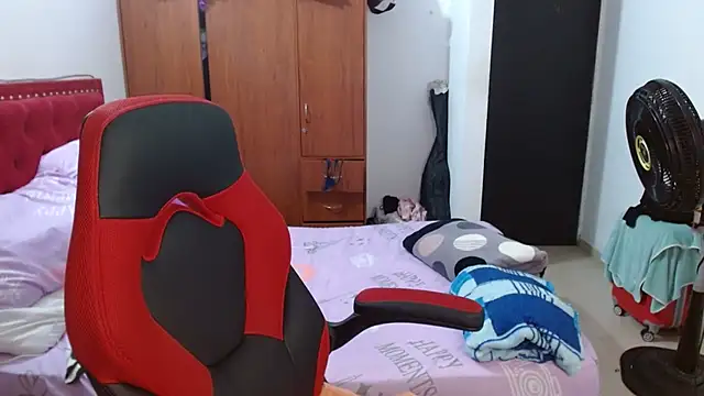 Snapshot of helenca43 chatting on November 27, 10:17 am helenca43 online show from November 27, 10:17 am